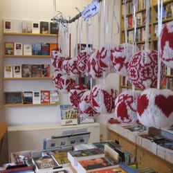 Regenbogen Buchhandlung - gestrickte Weihnachtskugeln