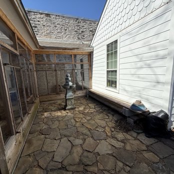 Edna's Kitchenette - Outdoor courtyard - Bakeries Near Me - Flatonia, Texas