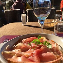 Restaurant Vieux Verbier - Rösti avec tomme valaisanne et jambon Serrano accompagnés par un verre de Johannisberg. Service super rapide!