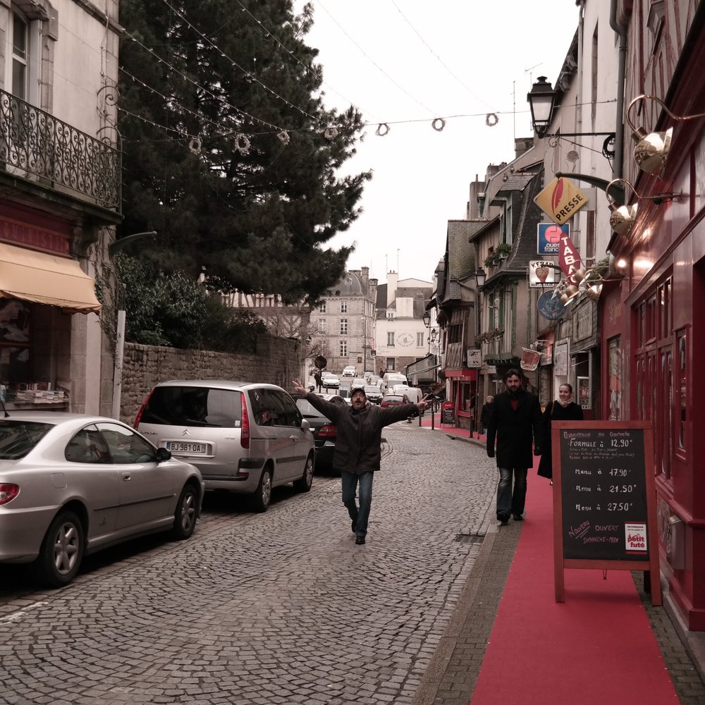 Le Gavroche - Curbside sign with 4 price levels of meals - French Near Me - Vannes, 56
