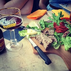 Le Bar Belge - L'assiette de charcuterie et fromage. Pas beaucoup de pain par contre.