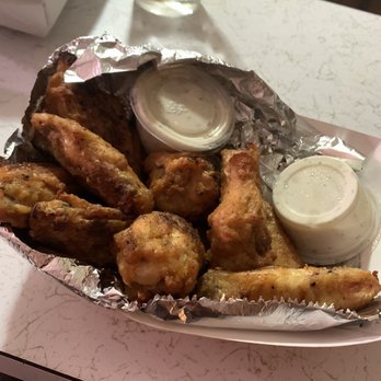 Lucifers Pizza - Meh wings delivers with no wing sauce - Pizza Near Me - Los Angeles, California