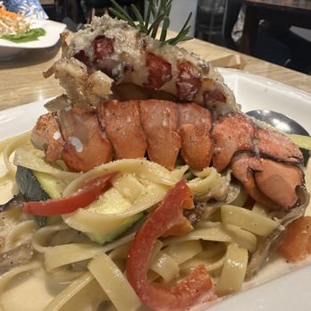 Tiny Pyramid - Poached Lobster Tail with fettuccine - Cafes Near Me - Honolulu, Hawaii