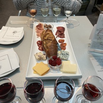 Boxwood Estate Winery - Regular charcuterie board with red wine flight - Wineries Near Me - Middleburg, Virginia Boxwood Estate Winery - Regular charcuterie board with red wine flight - Wineries Near Me - Middleburg, Virginia
