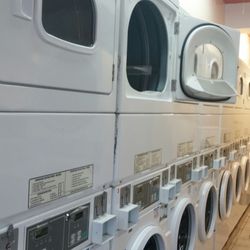 Buanderie Royal Plus - Other side of the laundromat.