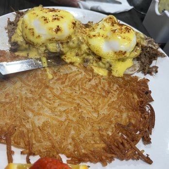 Sweet E's Cafe - Kalua pork Benedict - Cafes Near Me - Honolulu, Hawaii