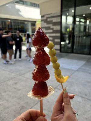 Sweet Box (Macarons, Dragon Beard Candy) by null