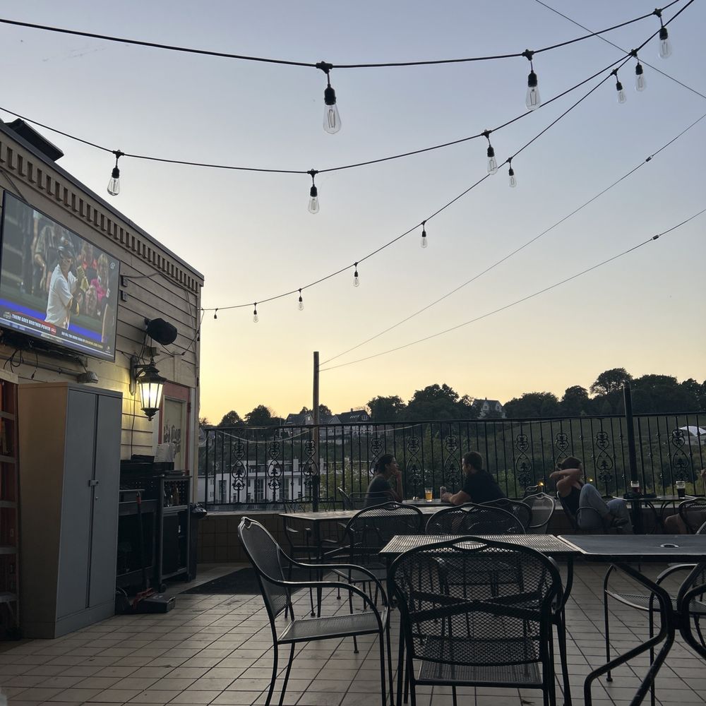 Red Lion Pub - a patio with tables and chairs - Pubs Near Me - Milwaukee, Wisconsin Red Lion Pub - a patio with tables and chairs - Pubs Near Me - Milwaukee, Wisconsin