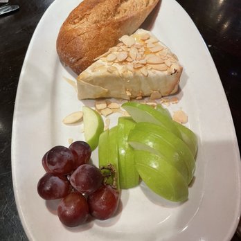 Apres Diem - Phyllo-wrapped Brie - Bars Near Me - Atlanta, Georgia