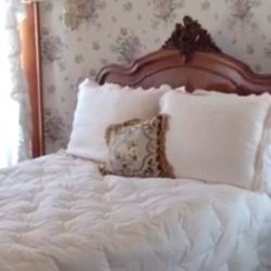 Captain Simons Bed & Breakfast - A beautiful bedroom in the turret
