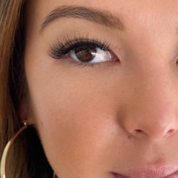 Akemi Co Beauty - Lash extensions by Lisa