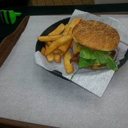 Quantico Bar & Grill - Bacon Cheddar Burger