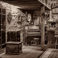 Reliving the Past Studio - Bar scene