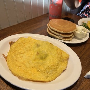 Eggs 'n Things Ko Olina - Potato, Bacon & Cheese Omelette with Pancakes - American Near Me - Kapolei, Hawaii Eggs 'n Things Ko Olina - Potato, Bacon & Cheese Omelette with Pancakes - American Near Me - Kapolei, Hawaii