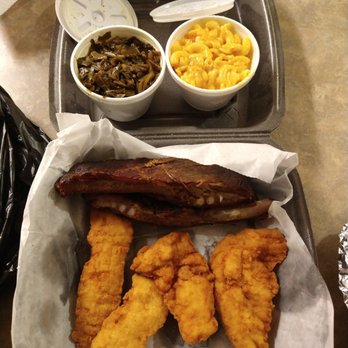 Da- Red Wagon -  a tray full of food - Barbeque Near Me - Flint, Michigan