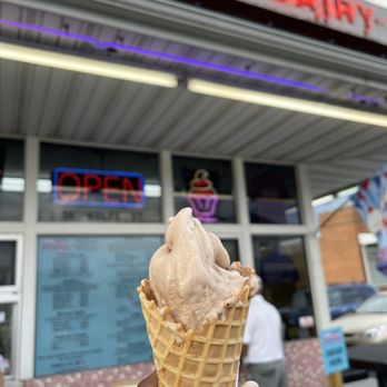 Kline's Dairy Bar - a hand holding an ice cream cone - Ice Cream & Frozen Yogurt Near Me - Harrisonburg, Virginia Kline's Dairy Bar - a hand holding an ice cream cone - Ice Cream & Frozen Yogurt Near Me - Harrisonburg, Virginia