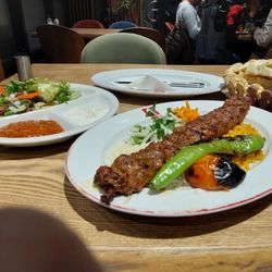 Adana Kebab mit Salat und Brot