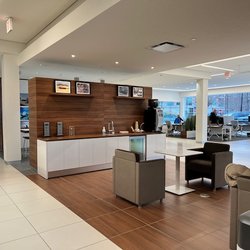 Land Rover Main Line - Spacious with multiple areas to wait, relax or work.