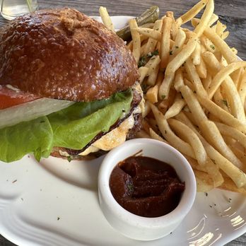 Bartlett House - My best hamburger ever? - Cafes Near Me - Ghent, New York