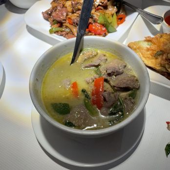 SriPraPhai Thai Restaurant - C23. Green Curry with beef - Thai Near Me - Woodside, New York