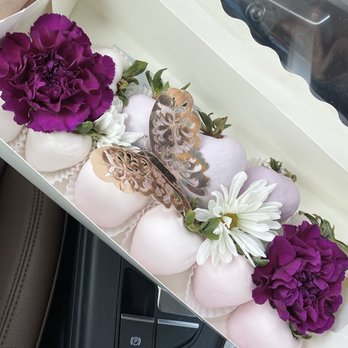 Bela Berries - Ombré pink and purple chocolate dip strawberry - Desserts Near Me Bela Berries - Ombré pink and purple chocolate dip strawberry - Desserts Near Me