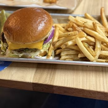 Goose Island Brewing Company - Cheese burger and fries - Breweries Near Me - Chicago, Illinois Goose Island Brewing Company - Cheese burger and fries - Breweries Near Me - Chicago, Illinois
