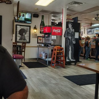 Capri Deli - Nice dining room - Delis Near Me - Covina, California