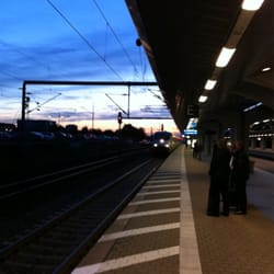 Wolfsburg Hbf - Gleis 5, der ICE nach Berlin fährt ein