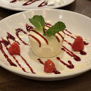Hilltop Kitchen & Bar - Wine Bars Near Me - Syosset, New York