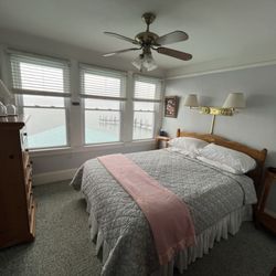 Driftwood Inn - Room 3 queen bed private hall bath