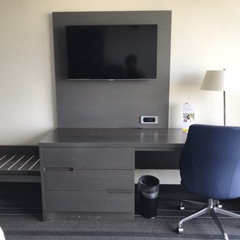 Courtyard by Marriott Boston Cambridge - TV and desk - Hotels Near Me - Cambridge, Massachusetts Courtyard by Marriott Boston Cambridge - TV and desk - Hotels Near Me - Cambridge, Massachusetts