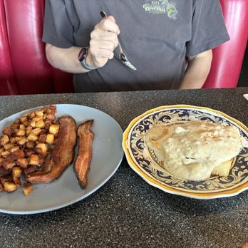 Egg Mann and Earl - Biscuit and gravy, bacon and red potatoes - Breakfast & Brunch Near Me - Boise, Idaho