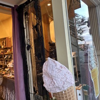 Sausalito Gelato and Chocolate - Strawberry ice cream - Ice Cream & Frozen Yogurt Near Me - Sausalito, California Sausalito Gelato and Chocolate - Strawberry ice cream - Ice Cream & Frozen Yogurt Near Me - Sausalito, California