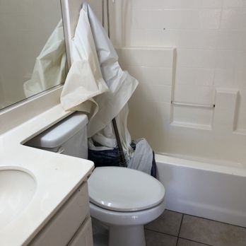Exquisite housekeeping pros - She left our shower like this after cleaning it - Home Cleaning Near Me