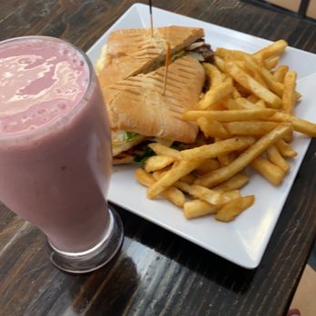 Sissy’s Sandwich - Steak and Egg Sandwich Strawberry Smoothie 16 oz. - Sandwiches Near Me - Chicago, Illinois
