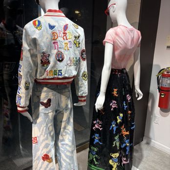 Alice and Olivia - Front window - Women's Clothing Near Me - Manhasset, New York Alice and Olivia - Front window - Women's Clothing Near Me - Manhasset, New York