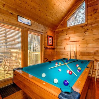 Colonial Properties - See how they stretched the pic? - Property Management Near Me - Pigeon Forge, Tennessee