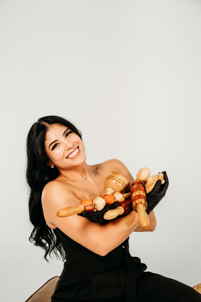 La Belle Sculpture Logo