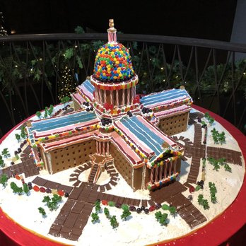 The Edgewater Hotel - Christmas cake in the hotel hall - Hotels Near Me - Madison, Wisconsin The Edgewater Hotel - Christmas cake in the hotel hall - Hotels Near Me - Madison, Wisconsin