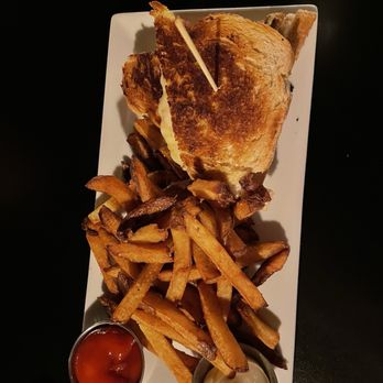 Celtic Cavern - Five cheese grilled cheese with fries - Gastropubs Near Me - Middletown, Connecticut Celtic Cavern - Five cheese grilled cheese with fries - Gastropubs Near Me - Middletown, Connecticut