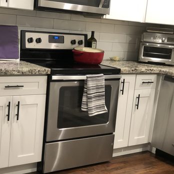 Reyes Cleaning - This is one example, We cleaned this house and this is how we left the kitchen. - Home Cleaning Near Me