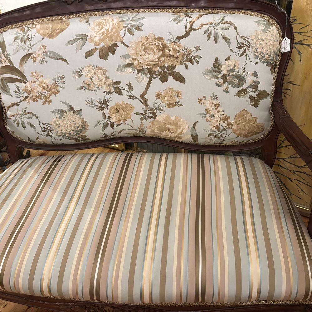 pretty little couch! pretty little couch!