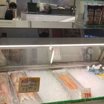Sincere Seafood - unmasked and ungloved employee handling the food behind the counter!! - Seafood Markets Near Me - Oakland, California