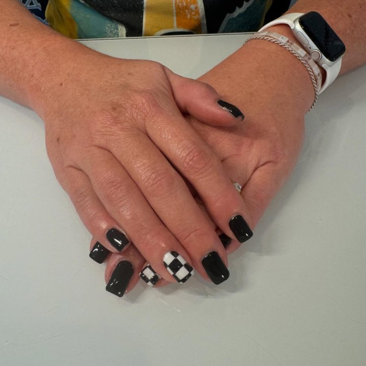 DeeDee's Nails Logo