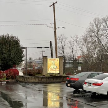 Fiori's Pizzaria - cars parked in a parking lot - Pizza Near Me - McMurray, Pennsylvania
