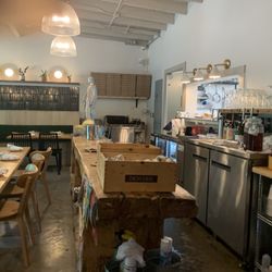 Coastal Crust - Travelers Rest - Indoor sitting area and bar