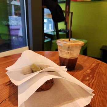 Askatu Bakery Cafe - Chocolate chip cookie - Bakeries Near Me - Seattle, Washington Askatu Bakery Cafe - Chocolate chip cookie - Bakeries Near Me - Seattle, Washington