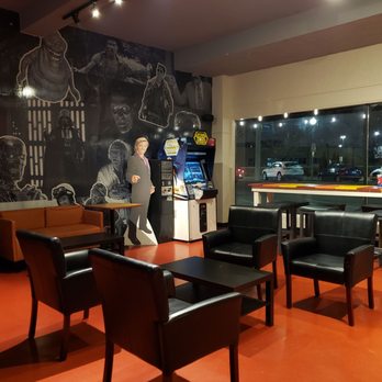Screenland Armour - Additional seating and waiting area - Cinema Near Me - North Kansas City, Missouri