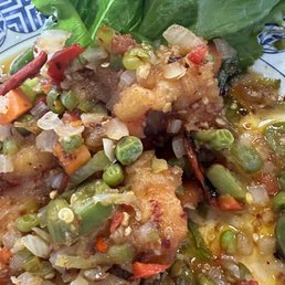Garlic shrimp (those things apparently are deep fried pieces of crustaceans )
