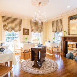 Captain Farris House Tea Room - Our dining room, the perfect setting to sip tea and talk with friends.